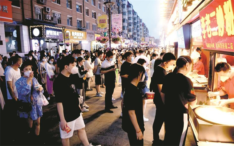 桂林路夜市的炒粉摊位前排起了长队。 韩玉红 摄