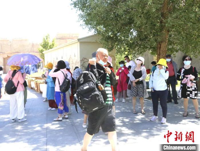 7月以来,5A级景区魔鬼城景区,每天游人如织。 陶拴科 摄