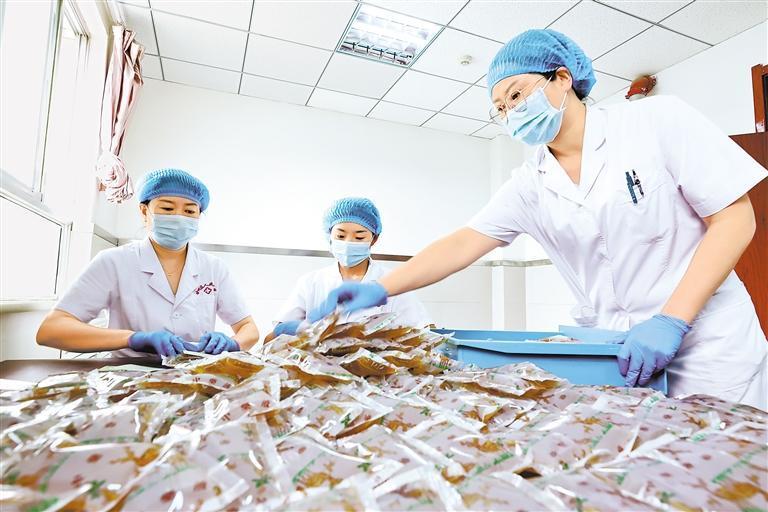 7月14日，甘肃省张掖市甘州区人民医院医务人员加紧煎制中药汤剂，准备送往各集中隔离点。新甘肃&middot;甘肃日报通讯员 王将