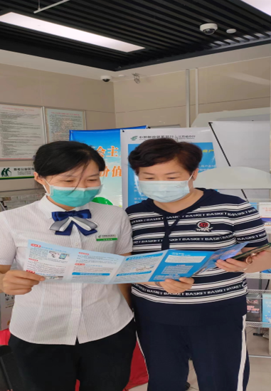 邮储银行张家港市支行开展“普及金融知识 服务广大群众”活动