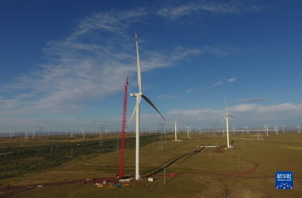 在河北张家口市张北县大河乡，工人在一处风电场安装风力发电机（2020年9月15日摄，无人机照片）。新华社记者 杨世尧 摄