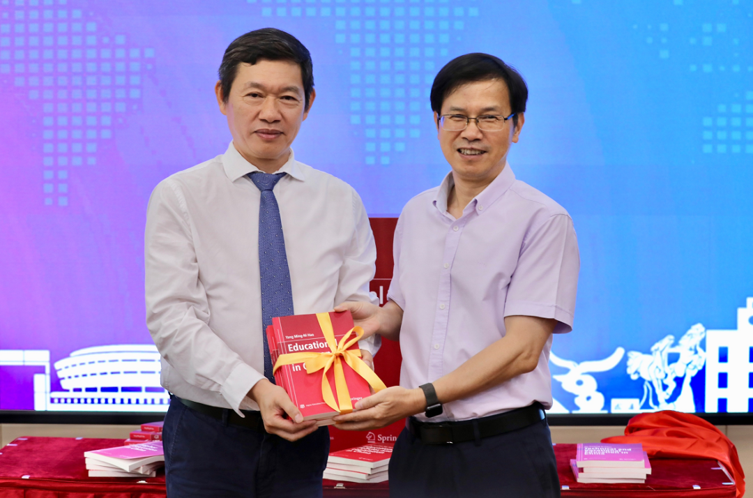 徐小洲向联合国教科文组织、浙江省社科联赠书。