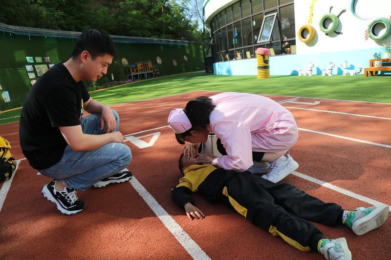 丹鳳縣第九幼兒園組織老師和孩子們進行防溺水演練.