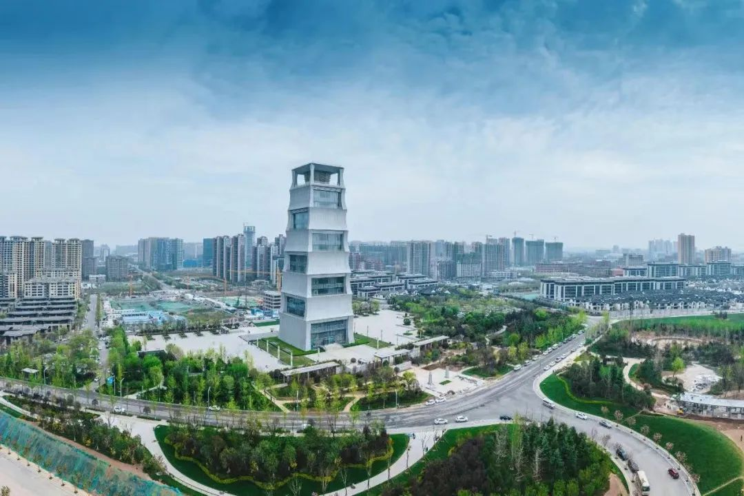 航天基地，便坐落于城南少陵樊川之上。古时少陵塬，源起西周杜伯国，名动秦汉上林苑，兴盛于隋唐，繁华盛景，绵延千年。而今航天城，承载着国家使命，正着力构筑中国航天产业三分天下有其一的发展平台，于发展中建设世界一流航天产业新城！