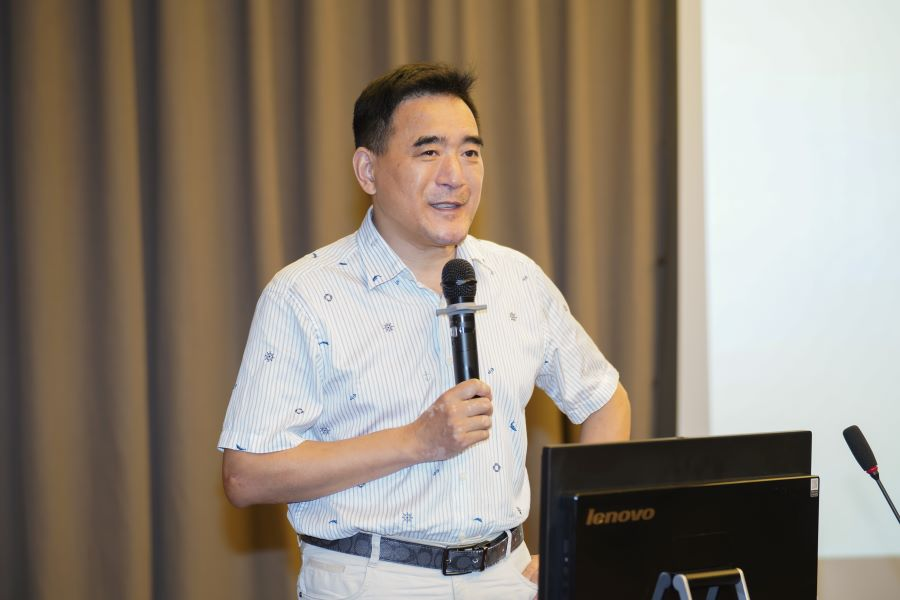 现场,南京师范大学新传院副教授,南京大学社会心理学博士朱强在报告厅