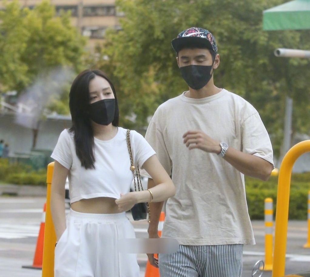 台媒曝阮经天分手 经纪人回应其与美女出游称“就是朋友”