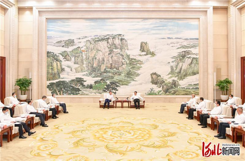 7月11日下午，雄安新区与沧州市在石家庄分别与中国中化控股有限责任公司签署战略合作协议。这是签约仪式前，省委书记倪岳峰，省委副书记、省长王正谱等与中国中化控股有限责任公司董事长、党组书记宁高宁一行举行工作座谈。 河北日报记者赵海江摄