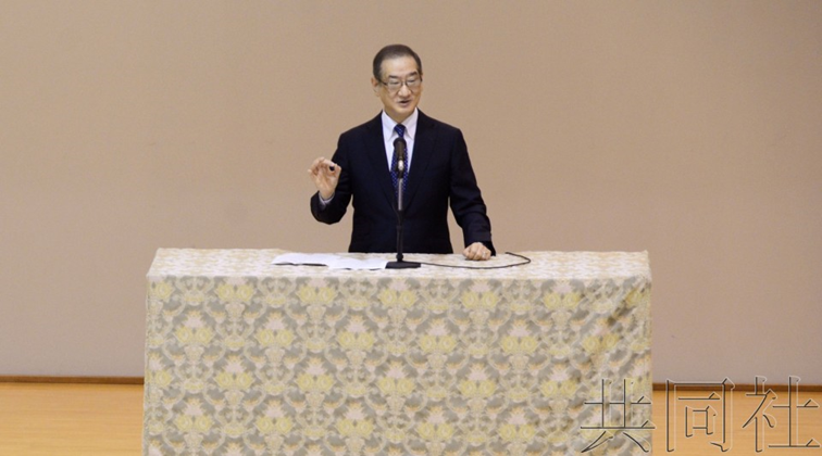 安倍和其弟岸信夫提出希望让島田和久留任,但首相官邸表示“任期为2年,不做特殊对待”,拒绝了留任要求。岛田在卸任仪式上发言称:“防卫省被要求实施大挑战。这是困难的课题,但希望大家勇敢面对。” 图/共同社