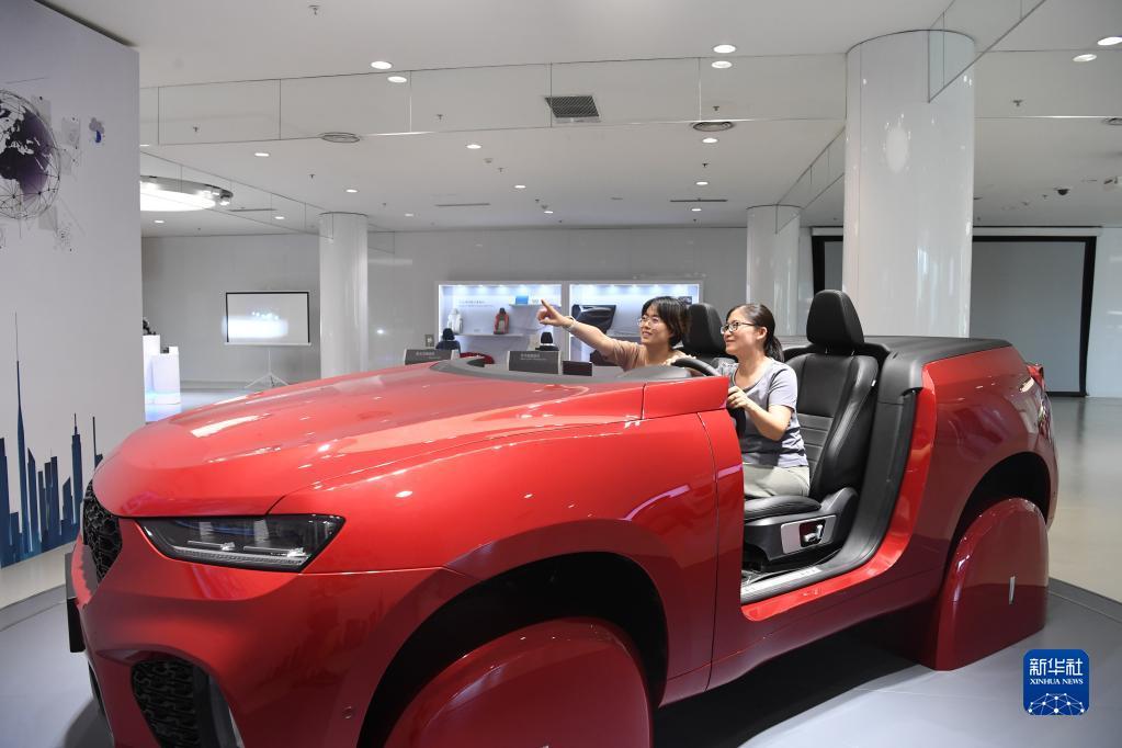 在河北保定市长城汽车哈弗技术中心，参观者在体验5G智能驾驶（2021年7月15日摄）。新华社记者 朱旭东 摄