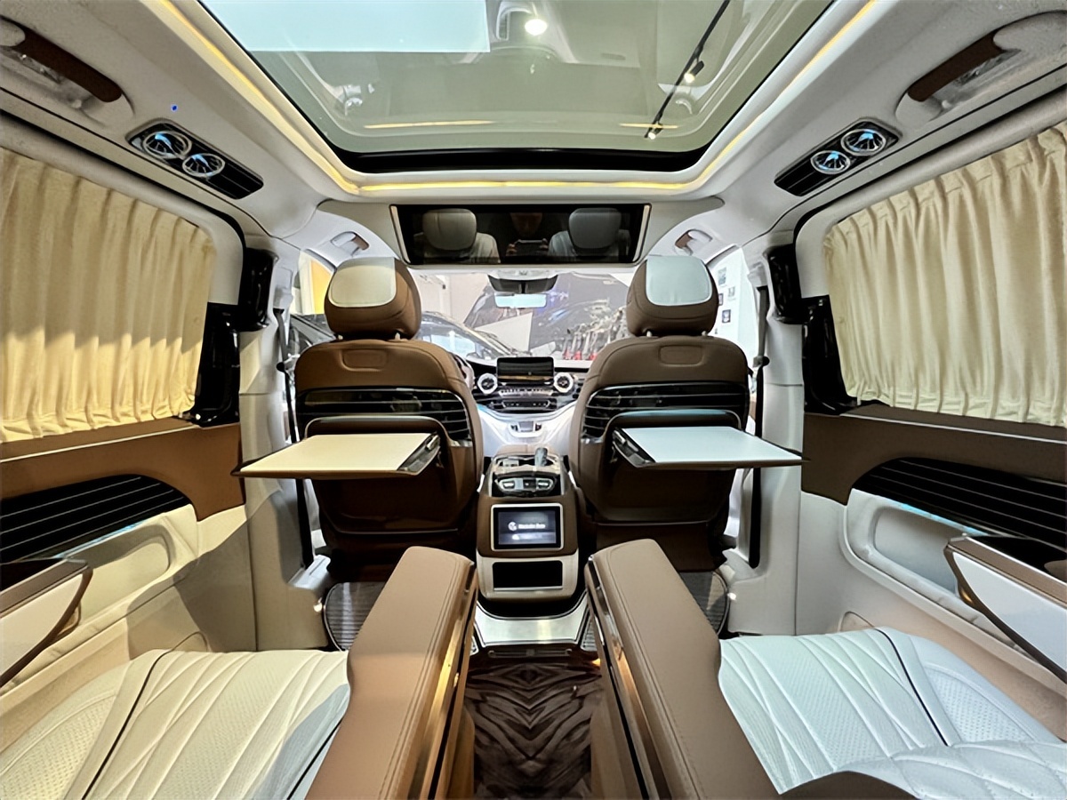 奔驰v260l平顶改装伊丽莎白内饰现车