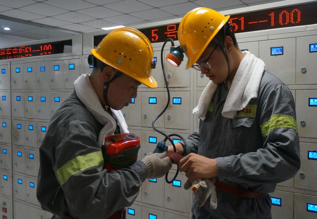 队员们相互佩戴头灯