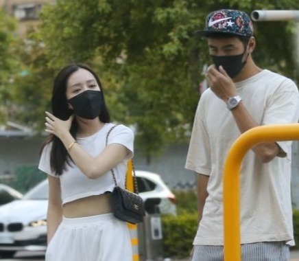台媒曝阮经天分手 经纪人回应其与美女出游称“就是朋友”
