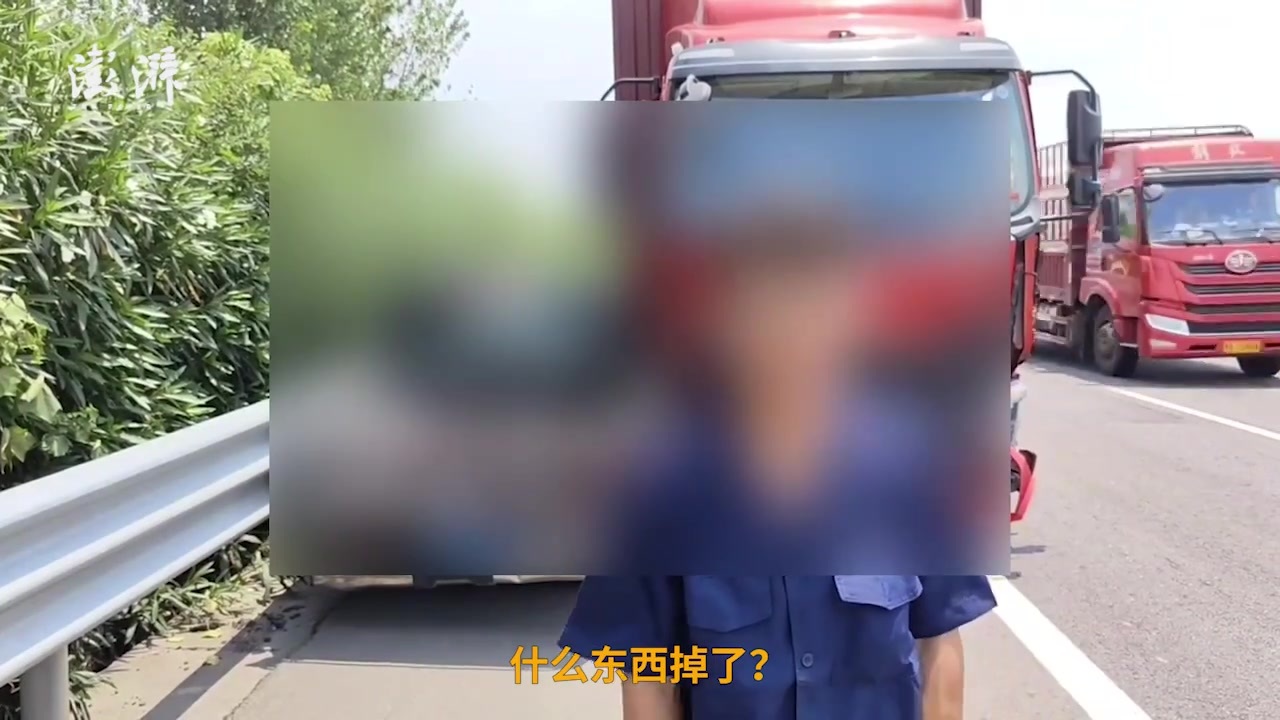 司机低头捡手机撞上货车，所驾皮卡车报废 凤凰网视频 凤凰网