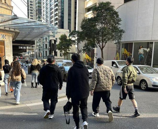周杰伦悉尼度假被偶遇 穿羽绒夹克被网友吐槽像老头