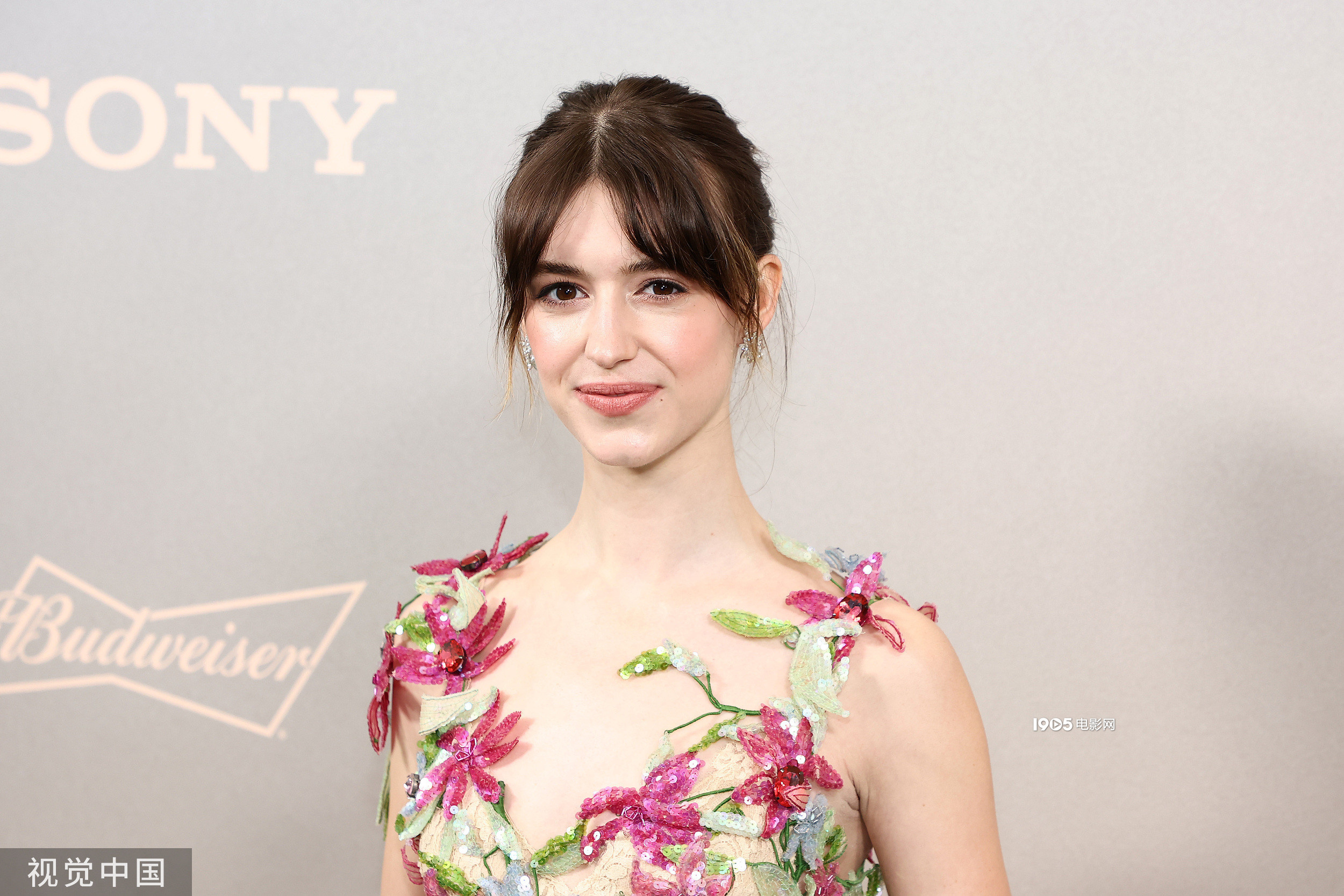 该片改编自畅销小说《蝲蛄吟唱的地方》,由黛西·埃德加-琼斯(《正常