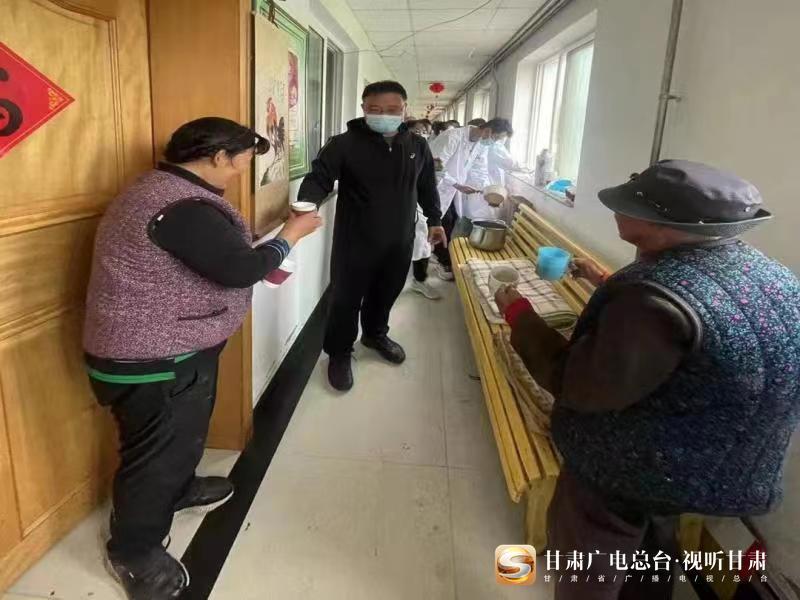 7月15日，甘肃省和政疗养院工作人员为在院30余名康复的人员送去了中药预防汤剂（岐黄避瘟汤）。