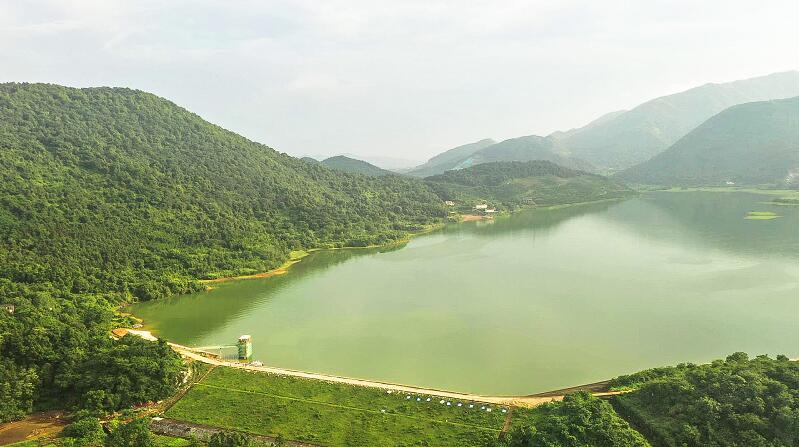 鹄山水库全景(谭兴浩 摄)