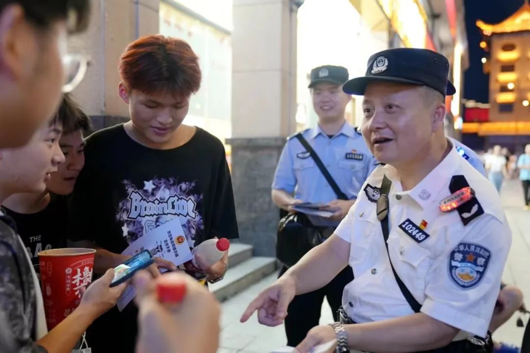 7月9日晚,区委常委,政法委书记邓慈陵,副区长,武陵公安分局局长戴志刚