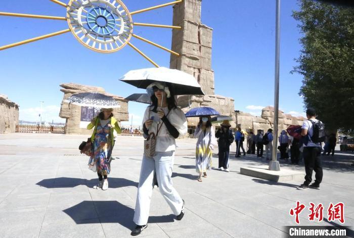 7月10日,来自江苏的旅游团在乌尔禾景区魔鬼城打卡。 陶拴科 摄