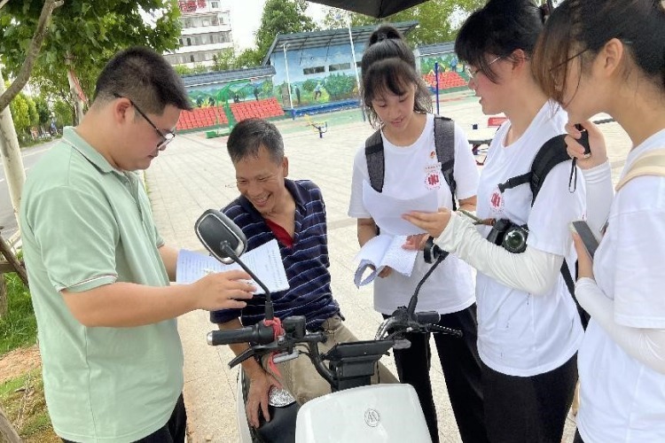 江西师范大学宣传部、校友办社会实践联队赴信丰县开展暑期“三下乡”活动