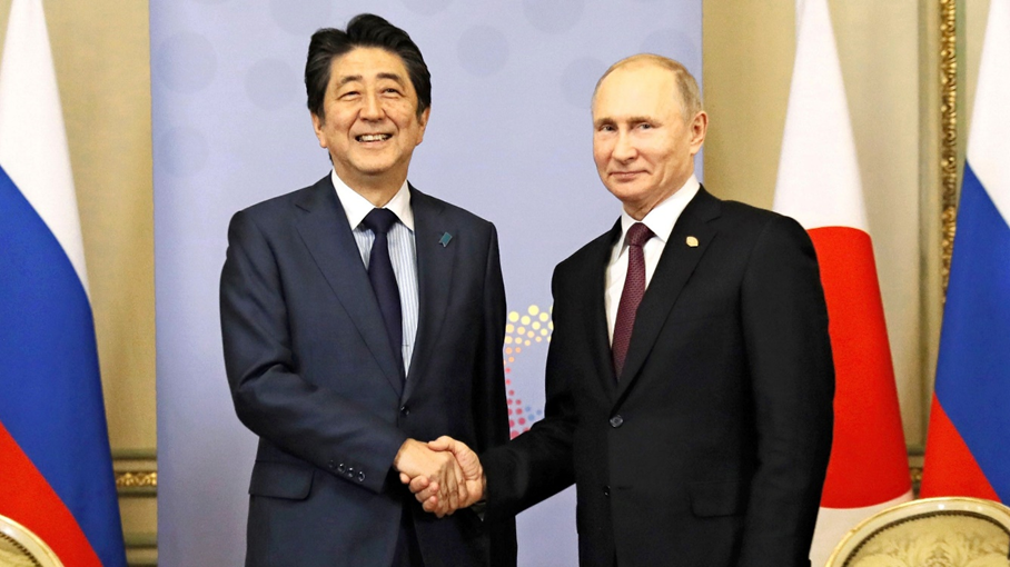 安倍晋三(左)与普京(右) 图/Nikkei Asia