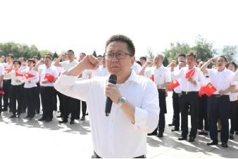 （图片说明：平安集团河北地区统管党委书记王兵领誓）