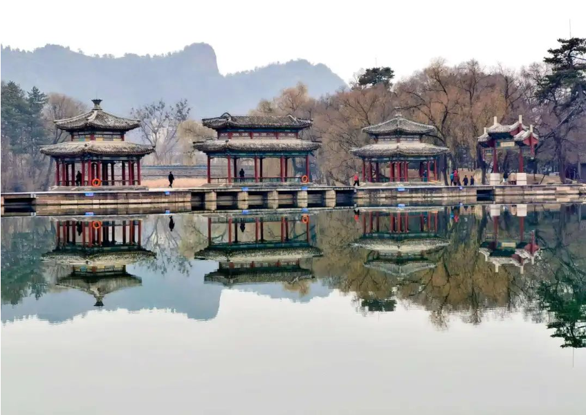 水心榭（八孔闸）：热河第一闸，承德避暑山庄关键水利设施，与生态环境和谐一体，堪称古代水利园林艺术工程的经典。原为宫墙上的出水闸，康熙四十八年（1709年）热河行宫向东扩建，在原有水闸上面修建了这座水心榭　 海樵/图