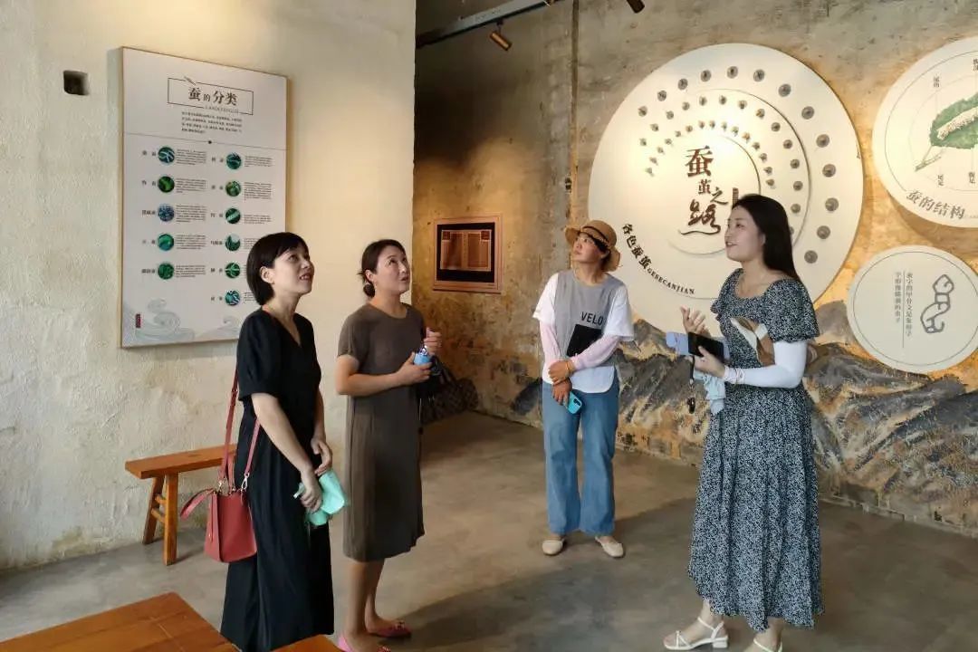 许要武带领摄影家在仰峰村开展"红色文化"采风活动长兴县小沉渎村"