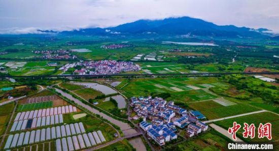 7月18日清晨，航拍江西省新余市渝水区人和乡穑诞村，盛夏时节，景色秀美。　赵春亮　摄