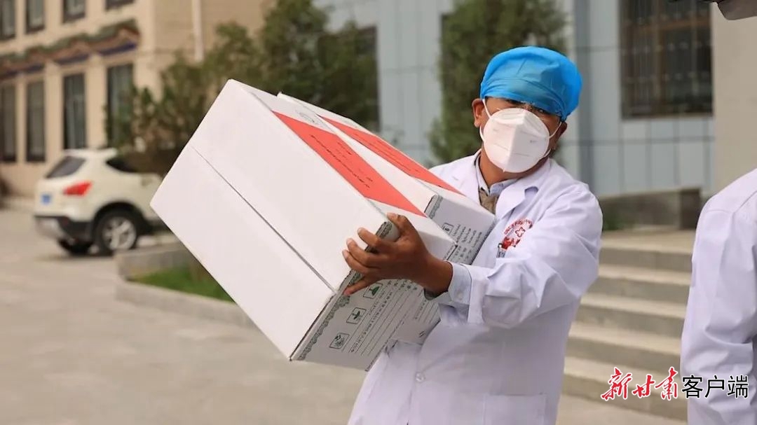 医务人员运送配制好的藏药