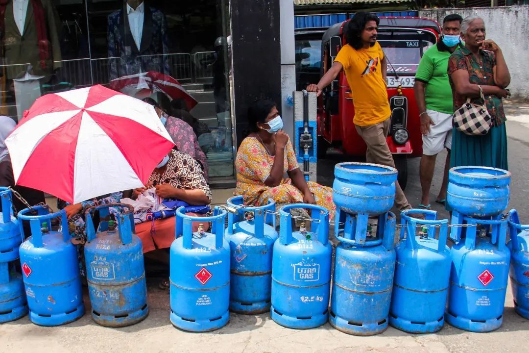 2022年6月15日，斯里兰卡科伦坡，民众排队等候购买燃气。
