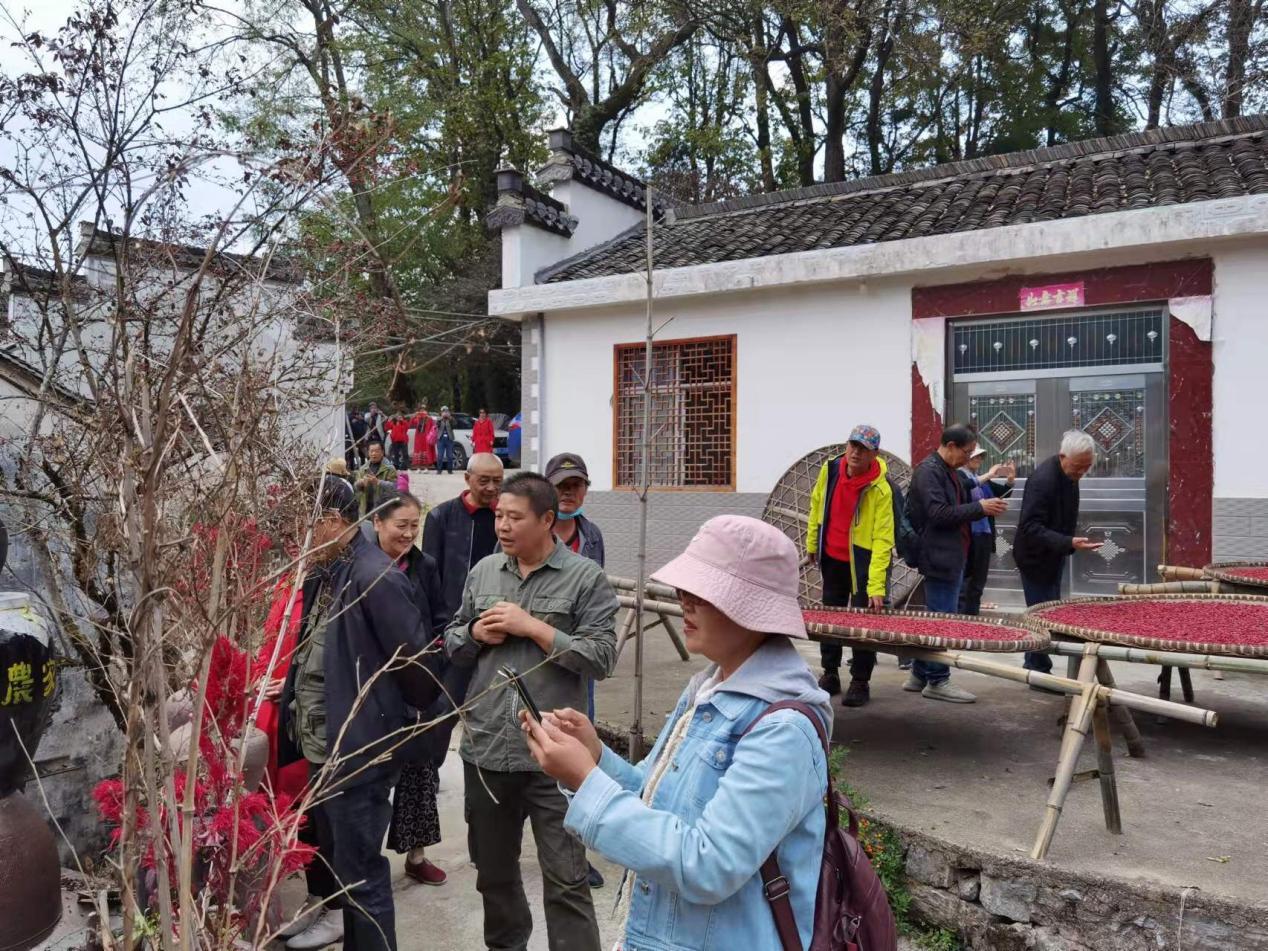 家在安徽石台县七井山的潘四挑担旅游长街卖