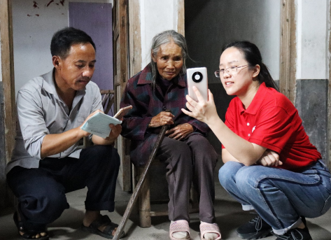 实践队在村民家中为村民进行远程会诊。黎章旺 摄