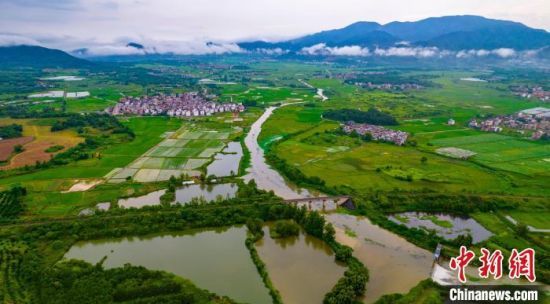 夏日清晨，乡村风景秀美，山色清朗。　赵春亮 摄