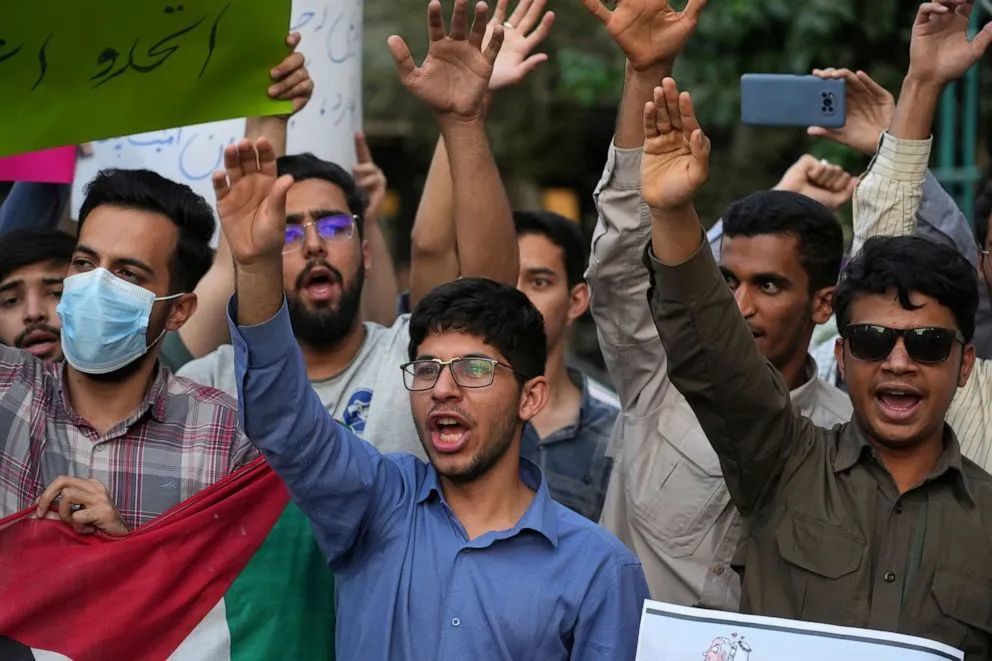 2022年7月16日，在伊朗德黑兰，一群学生谴责美国总统拜登出访中东。图自：AP