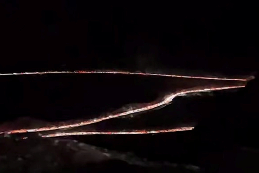 由于路窄、节日等原因，独库公路排起“长龙”。潇湘晨报 图