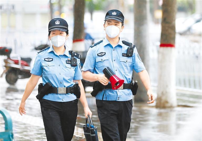 7月18日,民警在街头执勤.