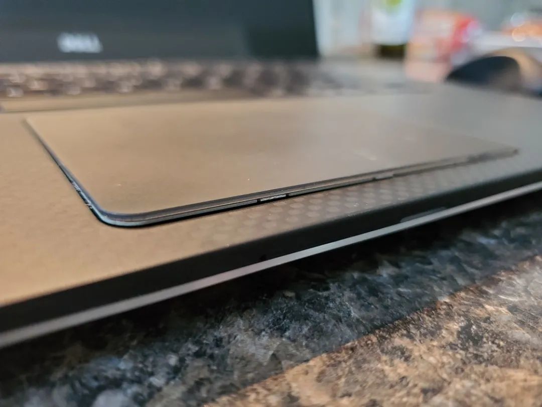 一台电池鼓包导致触控板翘起的戴尔 XPS 15| Dell Community