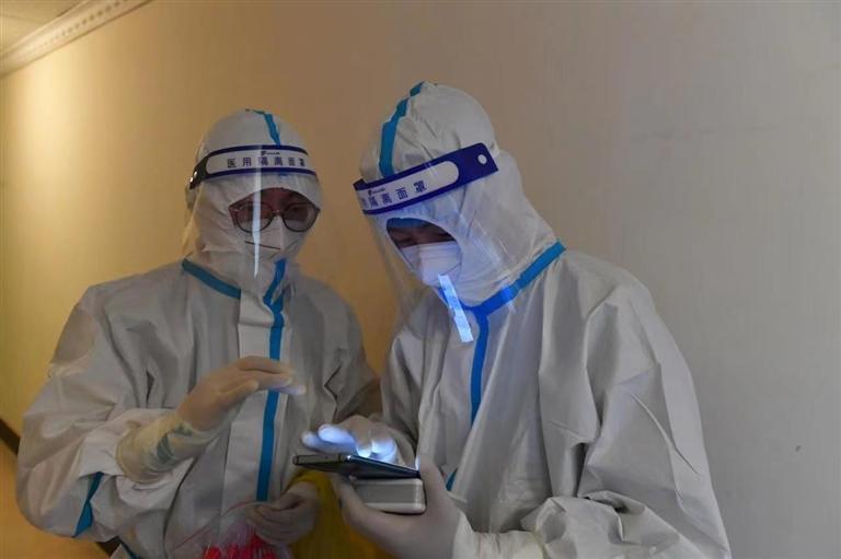 万名医护人员赴兰州中高风险区开展核酸检测