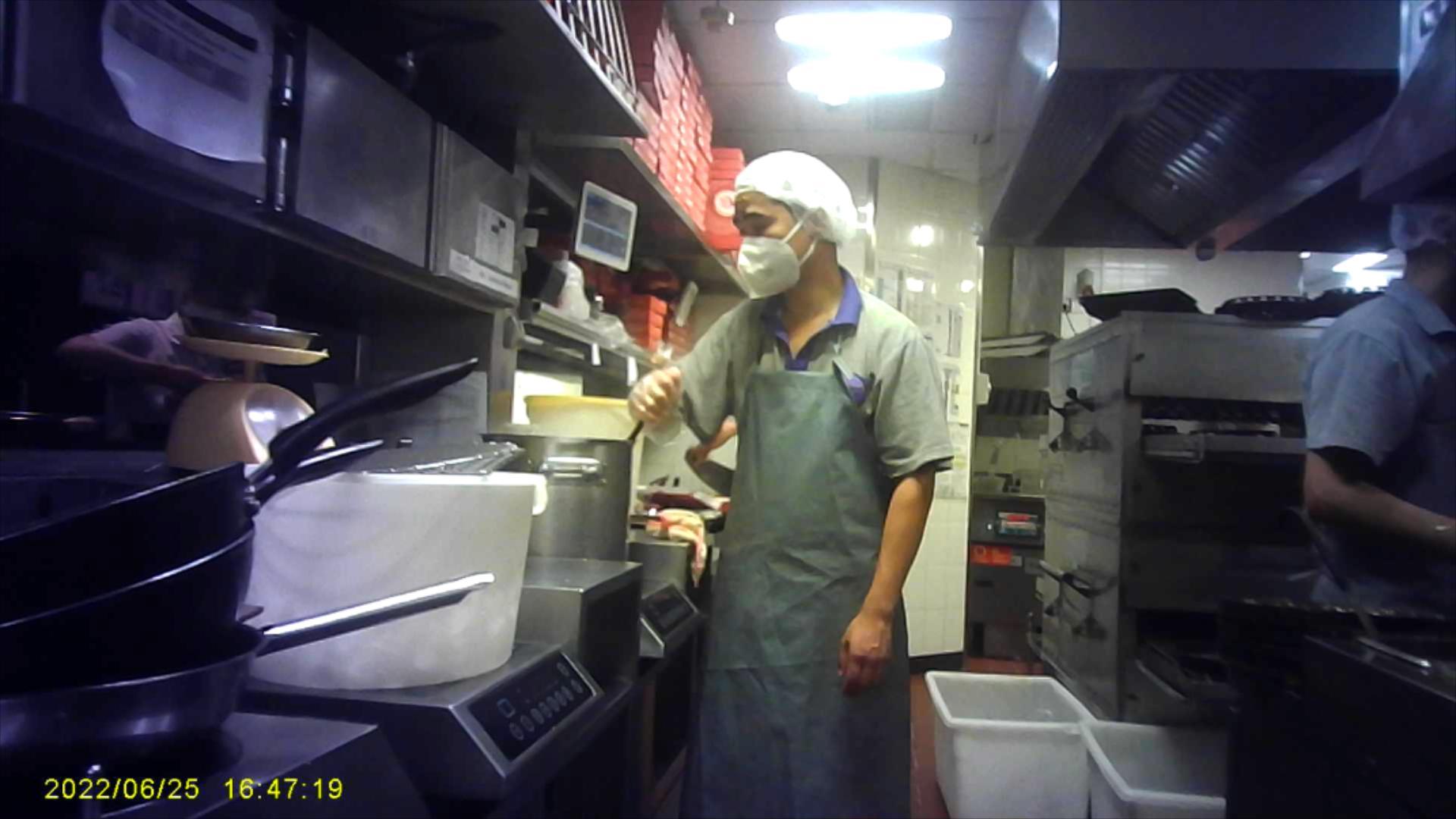 卧底必胜客后厨食材过期换签续命烹炸油十天一换检测超标