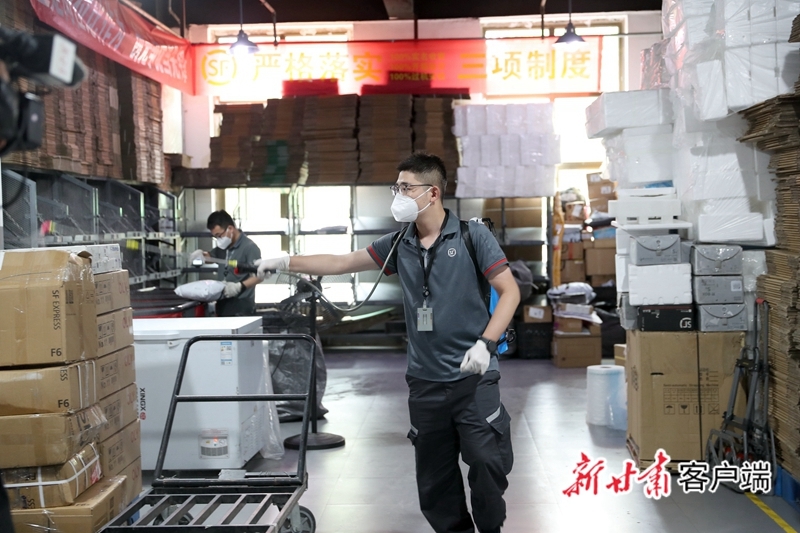 顺丰速运员工对快件进行消毒