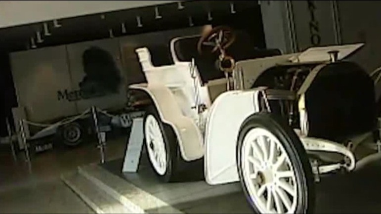 无论是奔驰的豪华尊贵还是宝马的优越性能，它们都是车迷们梦寐以求的瑰宝