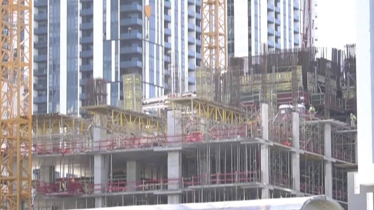 房租上涨成为很多美国人无法承受的负担，通胀和加息也让小企业主倍感压力