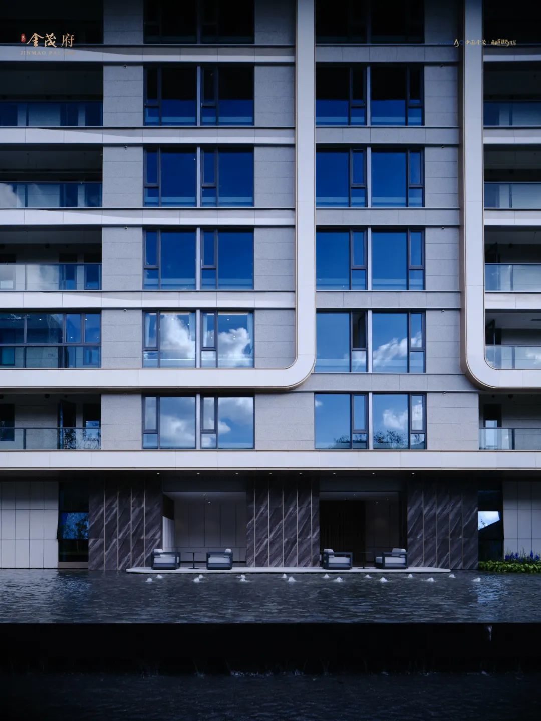 金茂府采用类幕墙的施工工艺,以浅蓝灰色low-e玻璃,铝板,真石漆及金属