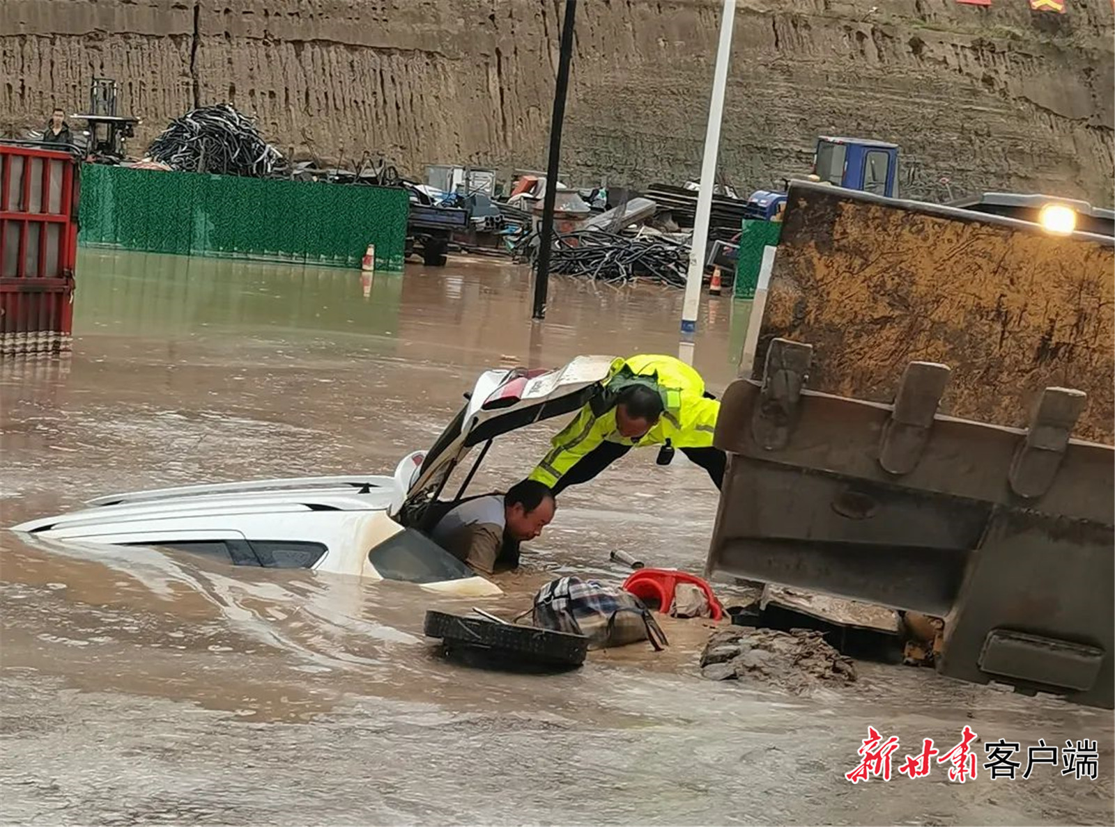 环县公安民警救助群众 新甘肃&middot;甘肃日报通讯员 常文涛 摄