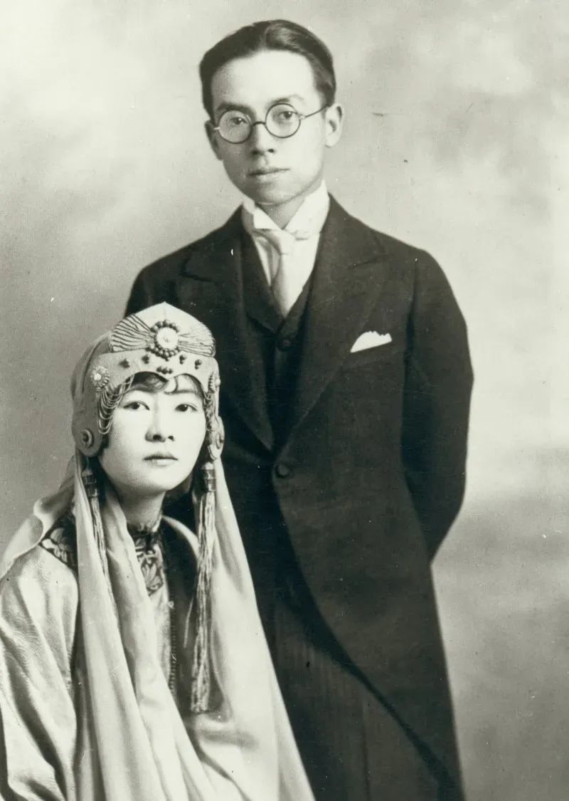 1928年，林徽音与梁思成在加拿大结婚，她不肯穿西方流行的婚纱，自己设计了一套具有中国和东方色彩的结婚礼服