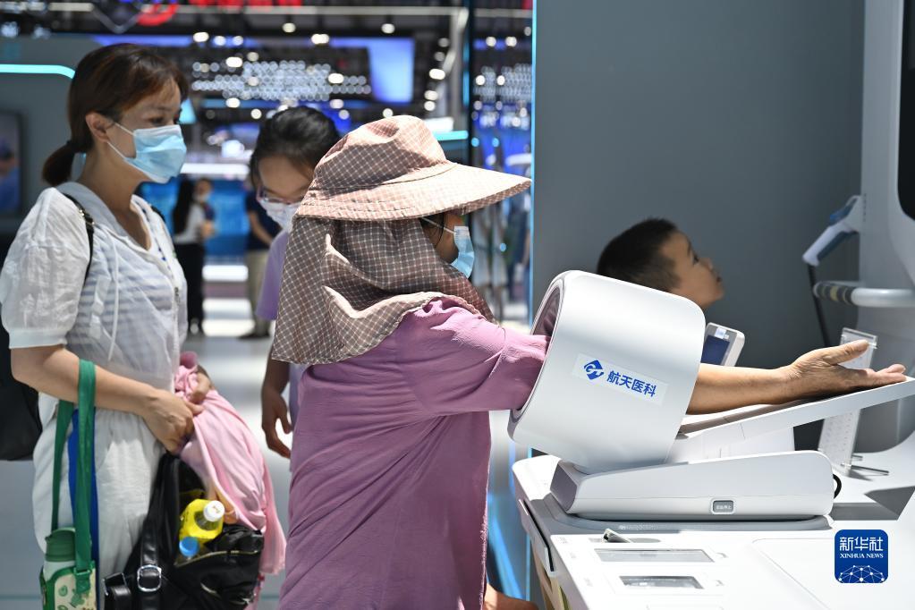 7月22日，观众在第五届数字中国建设成果展览会上体验智慧医疗项目。 新华社记者 周义 摄