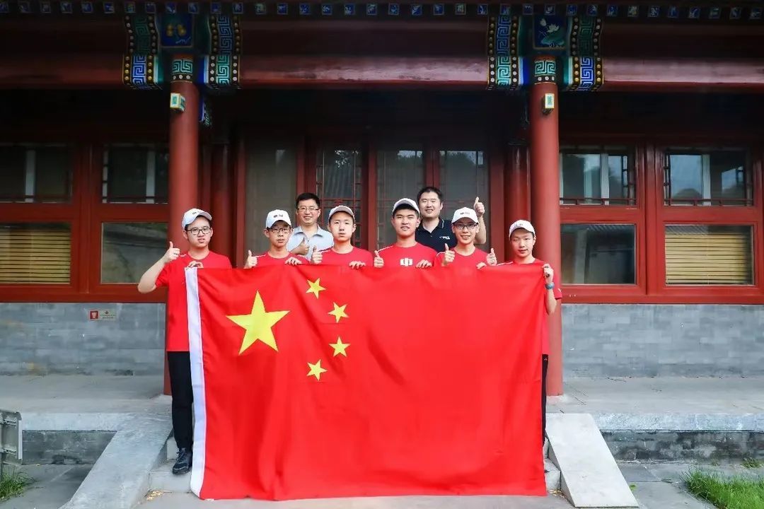 中国队队员在北京大学与部分教练员合影（第一排左起：瞿霄宇、张志成、廖昱博、刘家瑜、张贻然、江城；第二排教练员：肖梁、王彬）