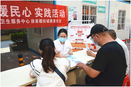 居民在活动现场进行咨询