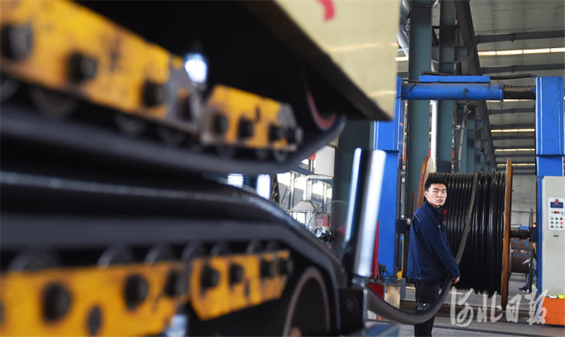 近日，河北省宁晋县佰汇电缆有限公司工人在加工线缆产品。河北日报记者赵永辉摄